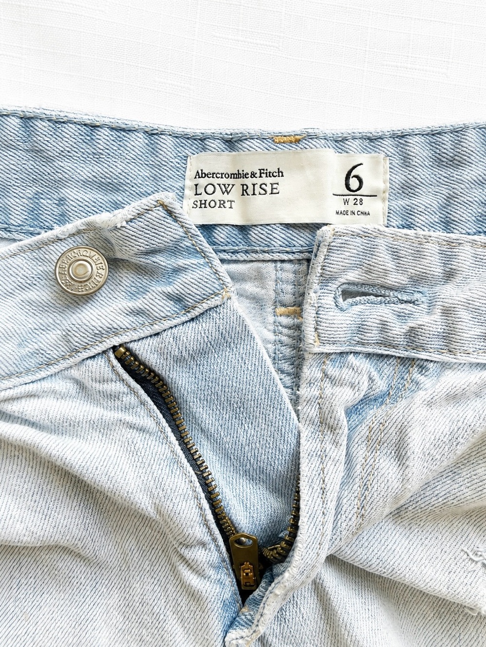 2000s Abercrombie & Fitch Low Rise Distressed Denim Shorts | Size 6 / W28 Y2K - Picture 2 of 6